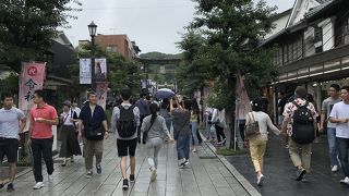 沢山お店が並ぶ参道