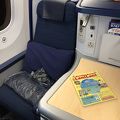 ハワイ便のビジネスは競争激しく価格も抑え気味、窓側一列のフルフラットは快適