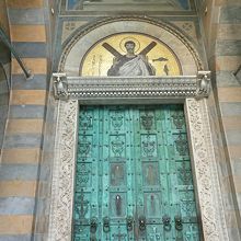 聖堂の正面中央にある青銅の扉