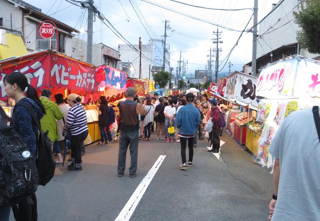 普段は静か過ぎる商店街