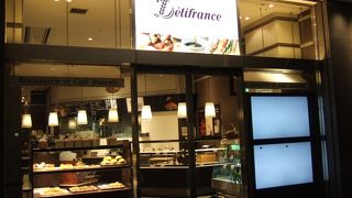 地下歩行空間に面したパン屋さん