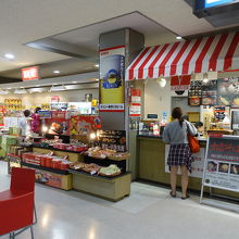 搭乗待合室にある店舗