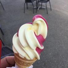 ソフトクリームを食べて待機