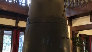 ホテル自慢のマントルピースのあるロビーラウンジ