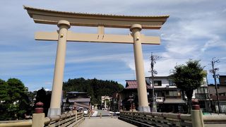 宮川沿いの大鳥居