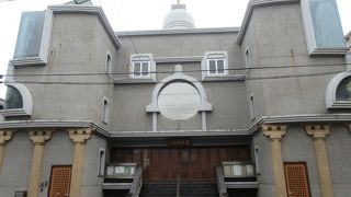 大きな丸窓の本堂です