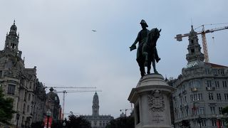 リベルダーデ広場に建つ像