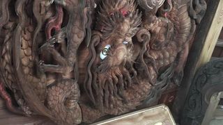 御堂の彫刻も見どころの一つです。
