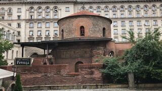 建物の中庭に教会が