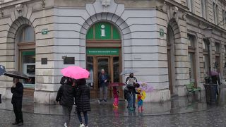 三本橋を渡ったところにある観光案内所