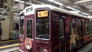 マルーン色(栗色)の優雅な車輛に落書(シール張付)が増えた、