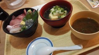 トレッサの2階の飲食街にある海鮮料理のお店のおすすめ日替わり海鮮丼はハズレだった