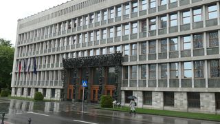 共和国広場前にあるスロヴェニア国会議事堂
