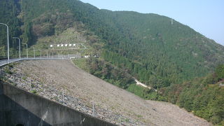 曲線を描く大きなロックフィル式ダム