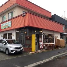 屋根にはオフィスの看板が‥ でも入口のただずまいがなにやら怪