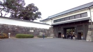 平川門より豪華