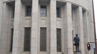 円筒形のレトロ建築