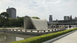 慰霊碑が浮かびあがるように