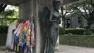 重々しい雰囲気のレリーフ