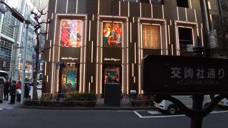 華やかで有名なブランドショップが多くて大変垢抜けしています