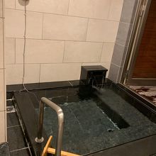 源泉かけ流しの部屋の半露天風呂