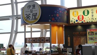 仙台空港搭乗エリア内にあり軽食が楽しめる。売店でもあるので仙台土産の購入もできる。