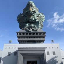 ガルーダ・ウィスヌ・クンチャナ像