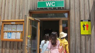 バス停の近くにあります