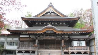 立派な山門と本堂