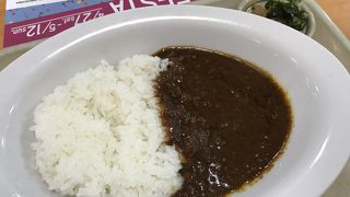 カレーを食べ