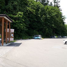 秋田杉の日蔭で一休み