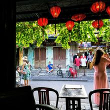 店内から通りに向かって撮影