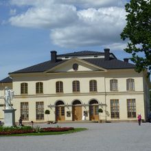 舞台装置・大道具の性能に優れたユニークな劇場とか、、、