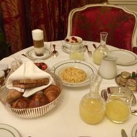 ルームサービスも美しく美味