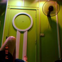 ベットとドアの距離が近い