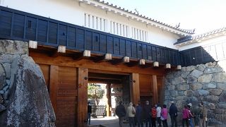 復元に樹齢４００年のひのき