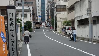 いくつものお寺が並ぶ緩い坂道