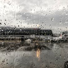 雨に烟る仙台国際空港旅客ターミナル。