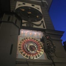 夜に撮影。毎時4分前に仕掛けが動きます。