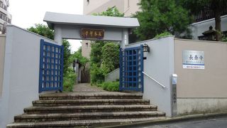 左内坂の途中に位置するお寺