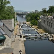 水門の数が多く、現役バリバリの運河