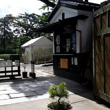 入口すぐに料金所が