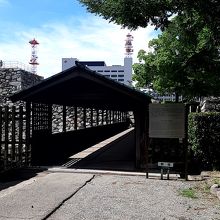 城内に入るための屋根付きの橋