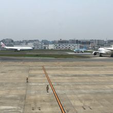 ラウンジ内からの空港風景