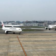 ラウンジ内からの空港風景　スポットに到着する飛行機が見えます