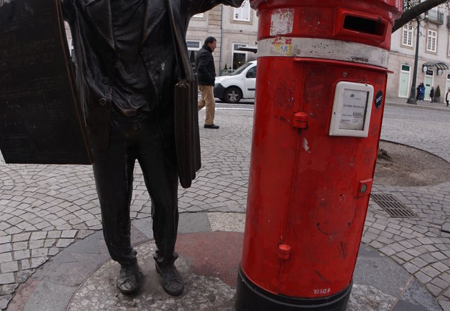 The Newspaper Vendor Statue