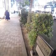 歩道脇にあるので分かりやすいです。