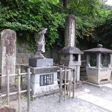 城を見やる少年の像が。