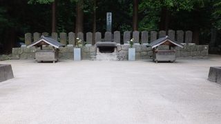 山の上にずらりと。