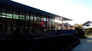 モダンで広々とした施設